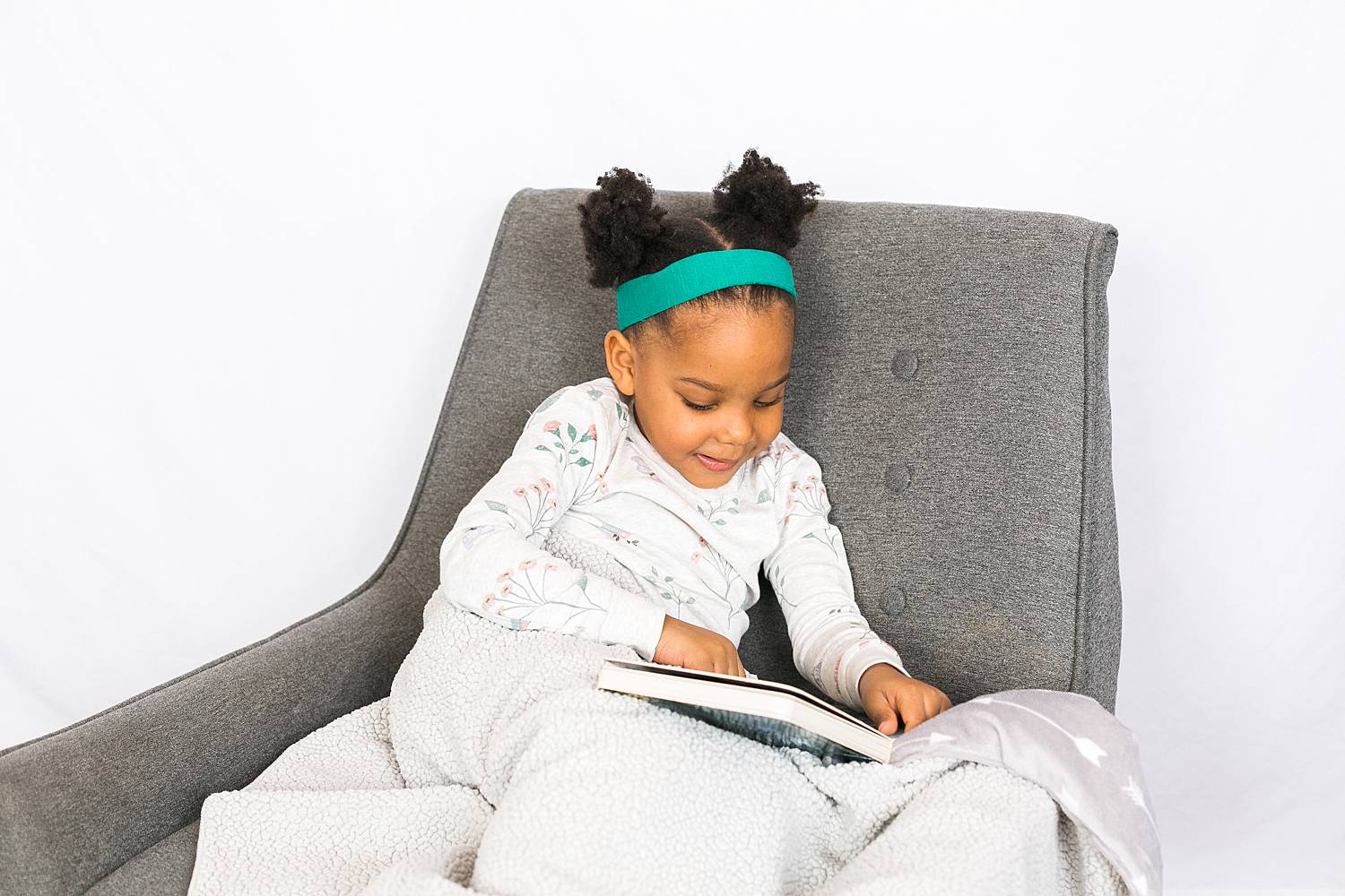 toddler child reading bedtime stories for bedtime routine, content for sleep consultants